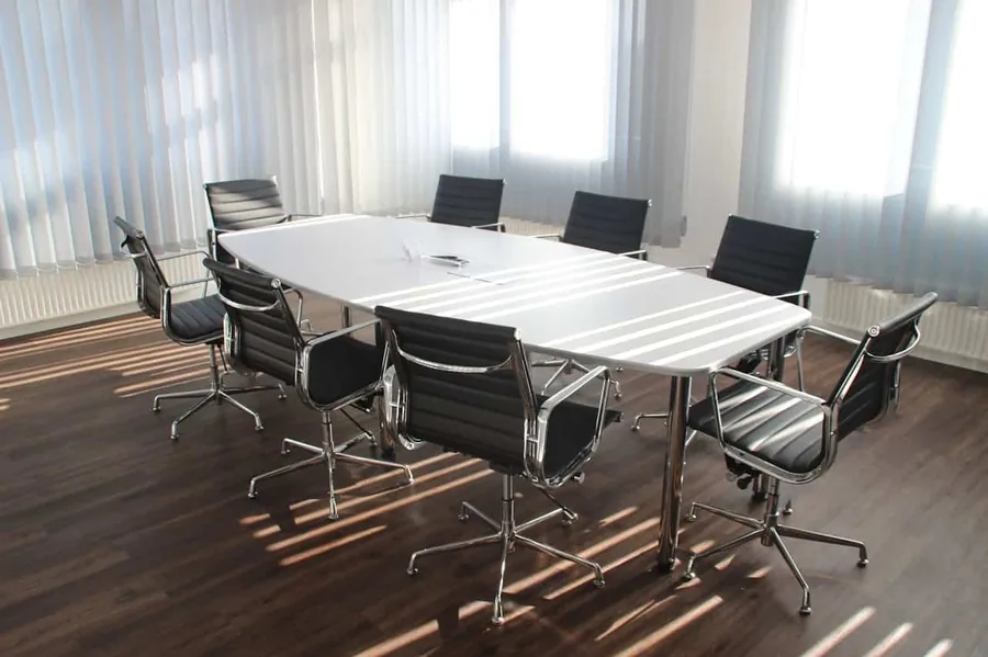 Salle de réunion professionnelle entretenue par C'+ Clair et Net ! — nettoyage bureaux Bordeaux