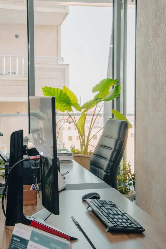 Nettoyage de cabinet d'avocat et bureaux juridiques à Bordeaux — espace de travail soigné