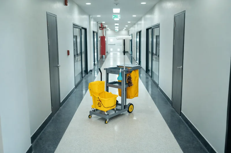 Nettoyage et désinfection d'hôpital à Bordeaux — chariot de nettoyage professionnel en couloir